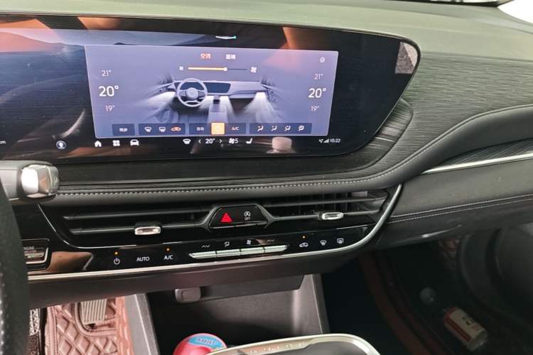 Used Buick LaCrosse 2025 28T Platinum Edition Audio And AC Panel