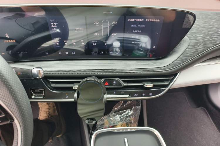 Used Buick LaCrosse 2025 28T Platinum Edition Audio And AC Panel