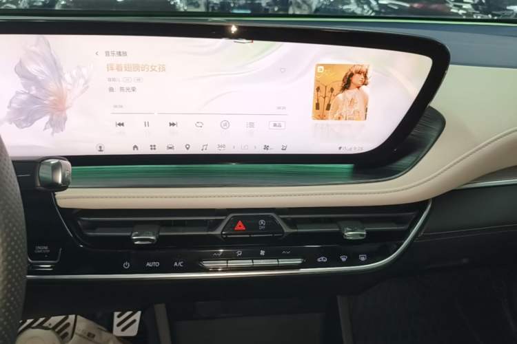 Used Buick LaCrosse 2025 Platinum Avia Edition Audio And AC Panel