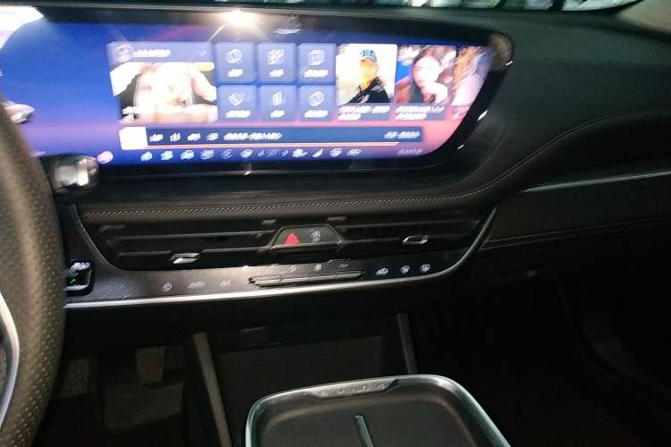 Used Buick LaCrosse 2025 28T Platinum Edition Audio And AC Panel