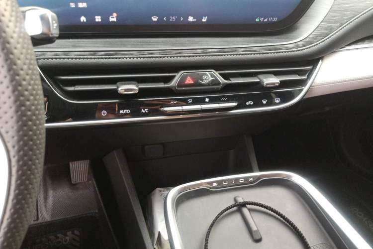 Used Buick LaCrosse 2025 28T Platinum Edition Audio And AC Panel