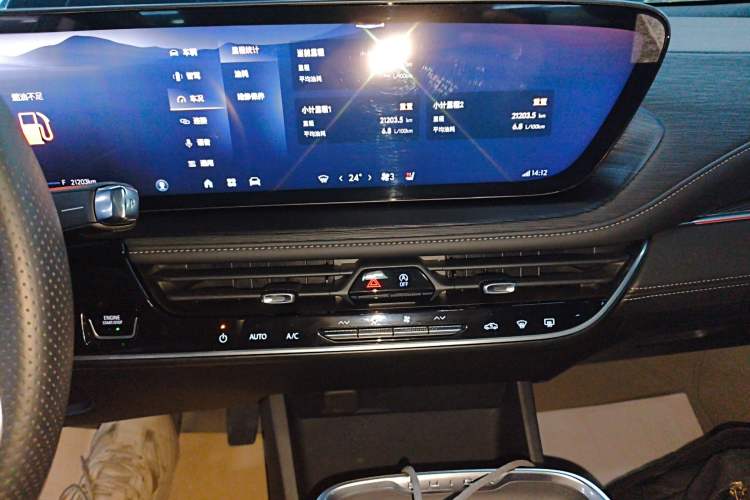 Used Buick LaCrosse 2025 28T Platinum Edition Audio And AC Panel