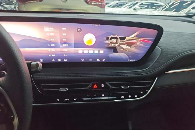 Used Buick LaCrosse 2025 28T Platinum Edition Audio And AC Panel