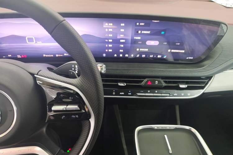 Used Buick LaCrosse 2025 28T Platinum Edition Audio And AC Panel