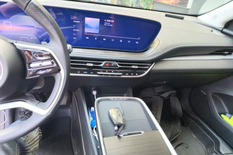 Used Buick LaCrosse 2025 Platinum Avia Edition Audio And AC Panel