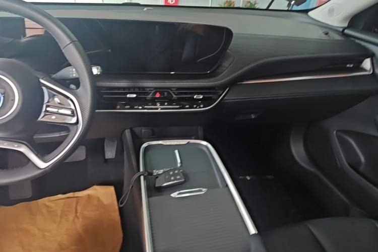 Used Buick LaCrosse 2025 28T Platinum Edition Audio And AC Panel