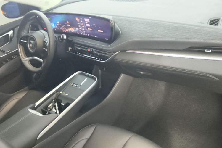 Used Buick LaCrosse 2025 28T Platinum Edition Center Console