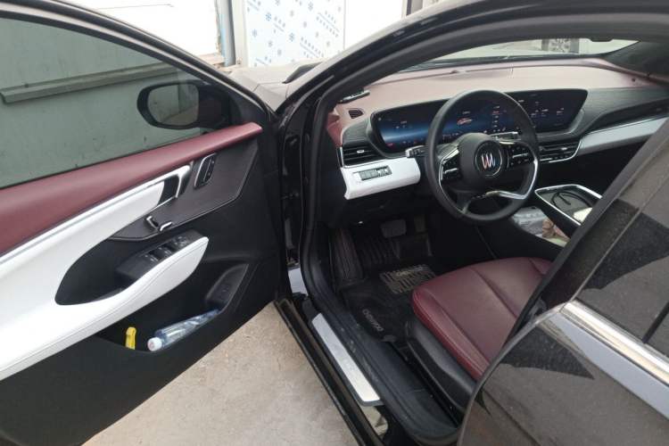 Used Buick LaCrosse 2025 28T Platinum Edition Driver Seat