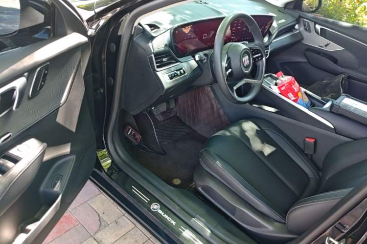 Used Buick LaCrosse 2025 28T Platinum Edition Driver Seat