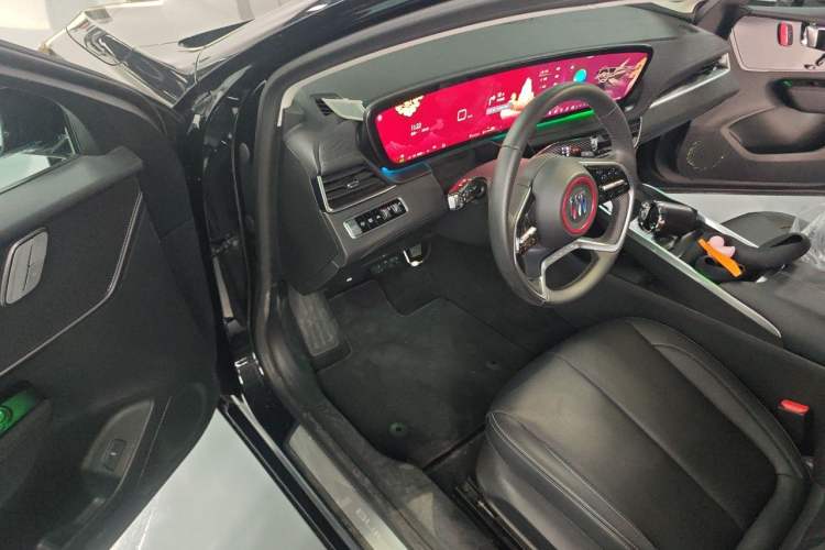 Used Buick LaCrosse 2025 28T Platinum Edition Driver Seat