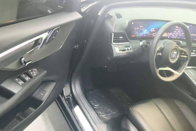 Used Buick LaCrosse 2025 28T Platinum Edition Driver Seat