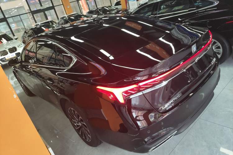 Used Buick LaCrosse 2025 28T Platinum Edition Exterior 3