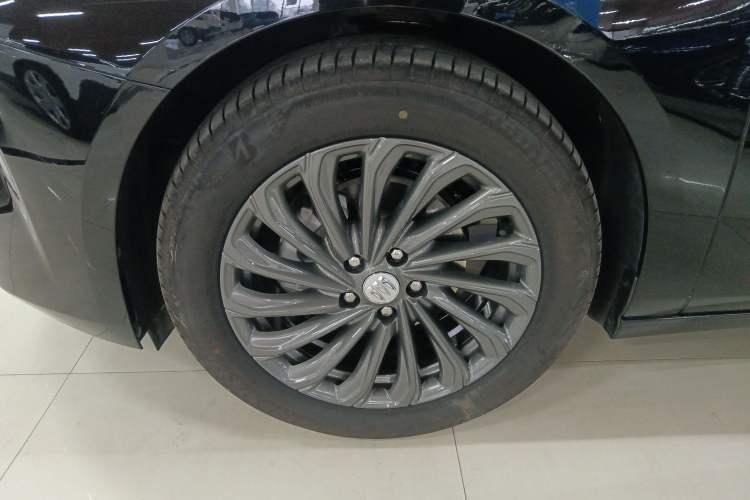 Used Buick LaCrosse 2025 28T Platinum Edition Exterior 4