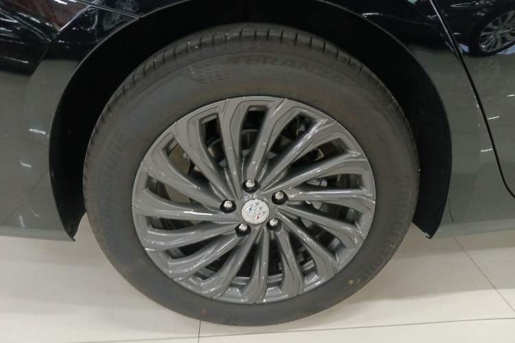Used Buick LaCrosse 2025 28T Platinum Edition Exterior 5