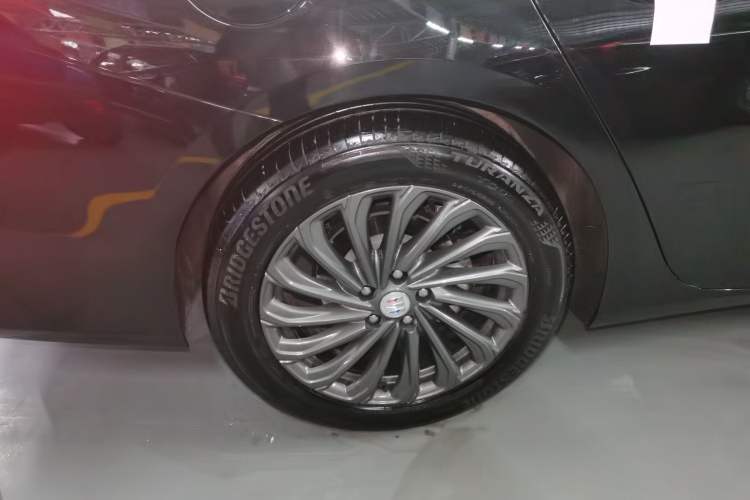 Used Buick LaCrosse 2025 28T Platinum Edition Exterior 5