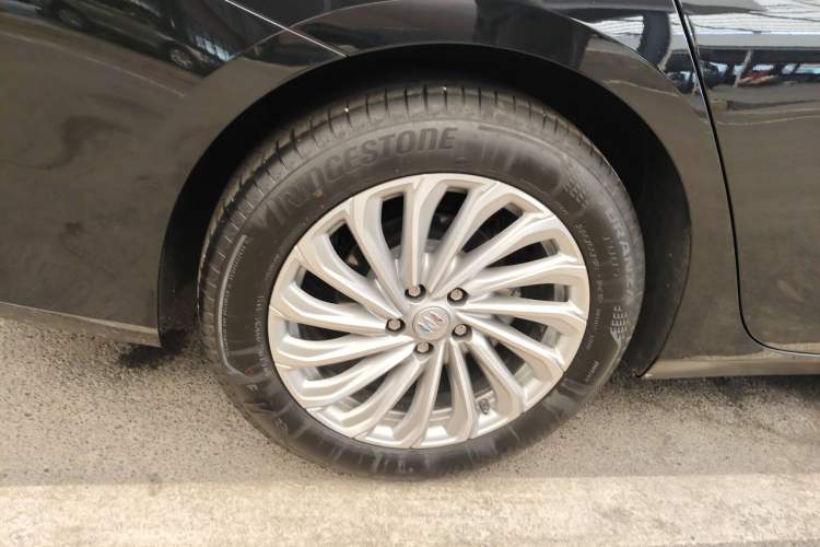 Used Buick LaCrosse 2025 28T Platinum Edition Exterior 5