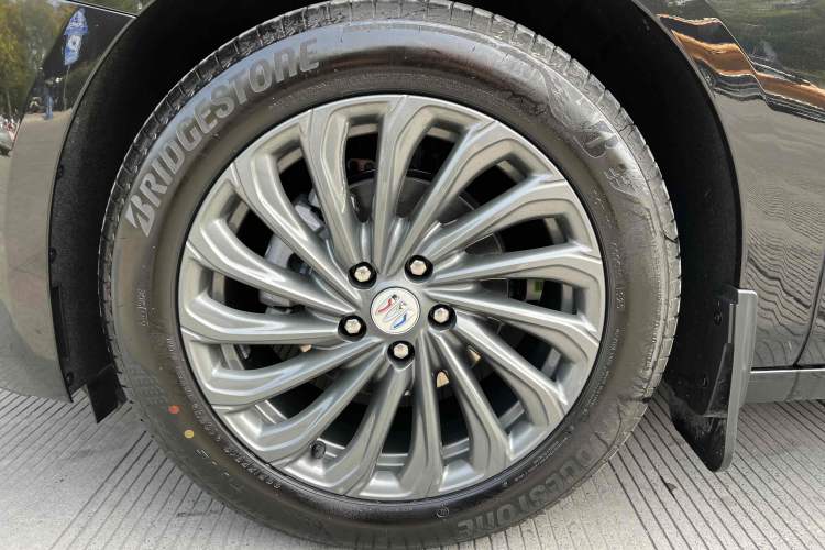 Used Buick LaCrosse 2025 28T Platinum Edition Exterior 6