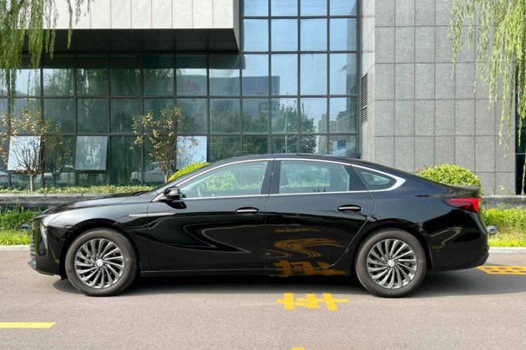Used Buick LaCrosse 2025 28T Platinum Edition Exterior 8
