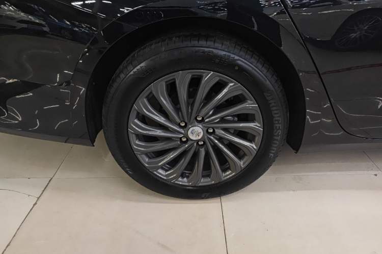 Used Buick LaCrosse 2025 28T Platinum Edition Exterior 8