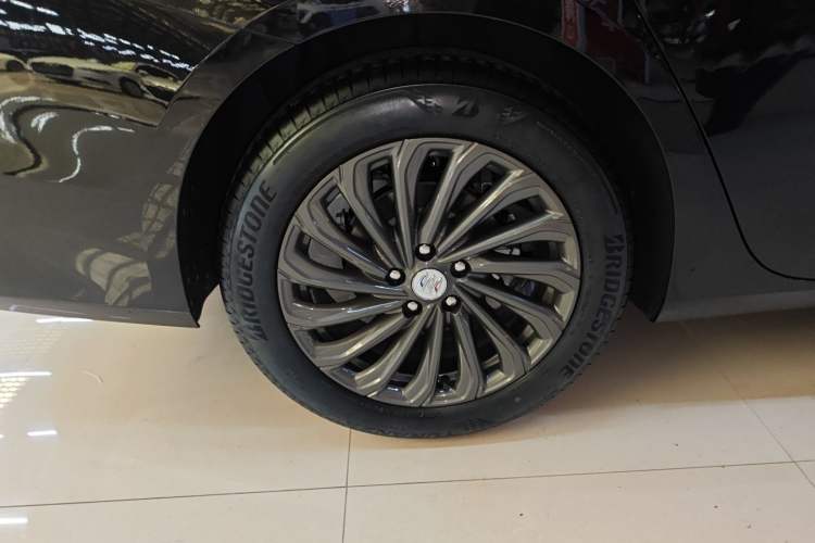Used Buick LaCrosse 2025 28T Platinum Edition Exterior 8