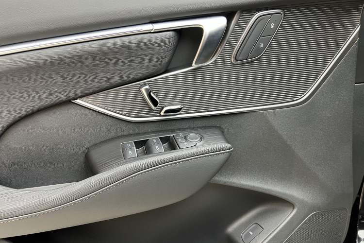 Used Buick LaCrosse 2025 28T Platinum Edition Interior 12