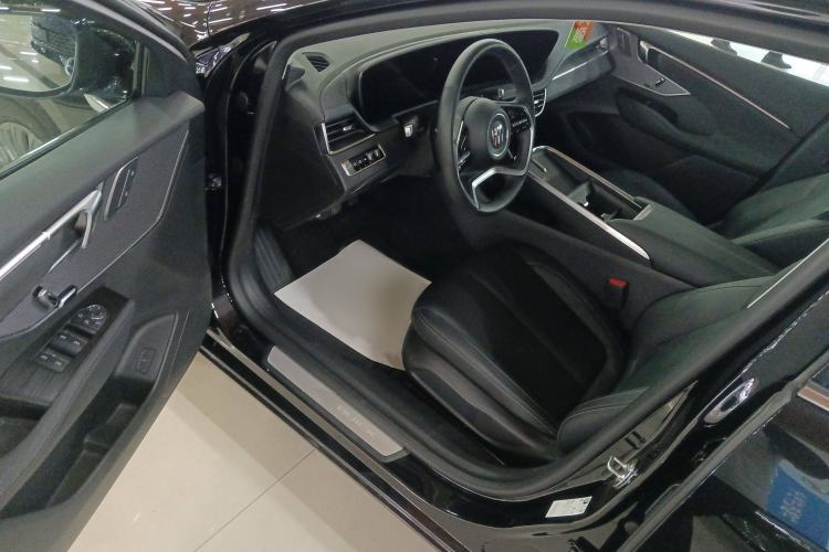 Used Buick LaCrosse 2025 28T Platinum Edition Interior 2