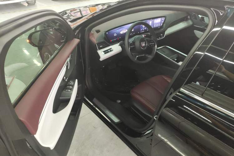 Used Buick LaCrosse 2025 28T Platinum Edition Interior 3