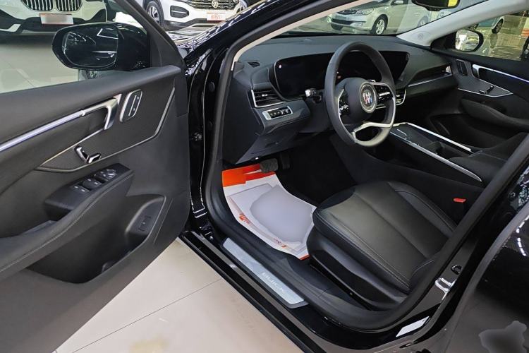 Used Buick LaCrosse 2025 28T Platinum Edition Interior 3