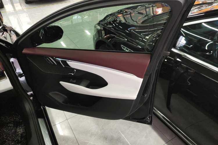 Used Buick LaCrosse 2025 28T Platinum Edition Interior 5