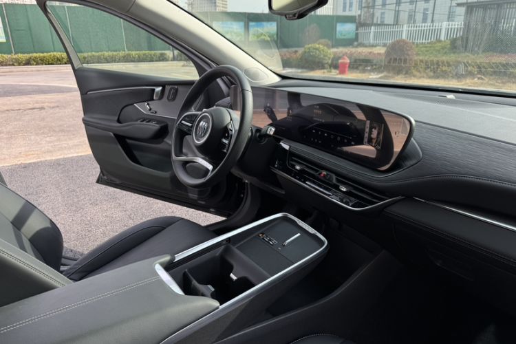 Used Buick LaCrosse 2025 28T Platinum Edition Interior 5