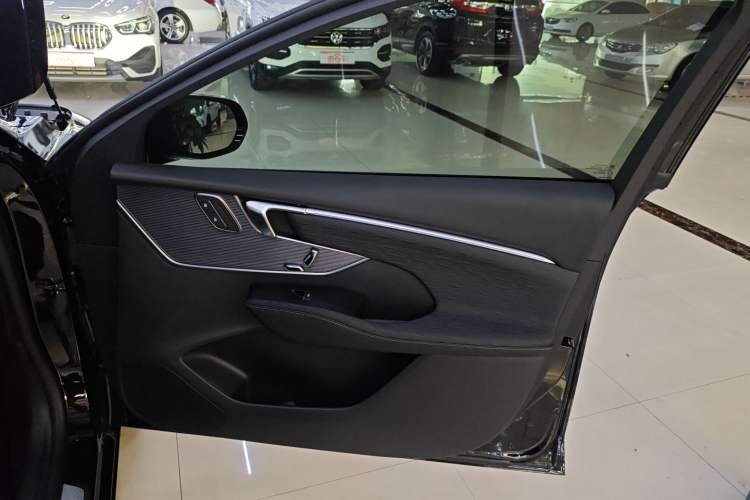 Used Buick LaCrosse 2025 28T Platinum Edition Interior 5