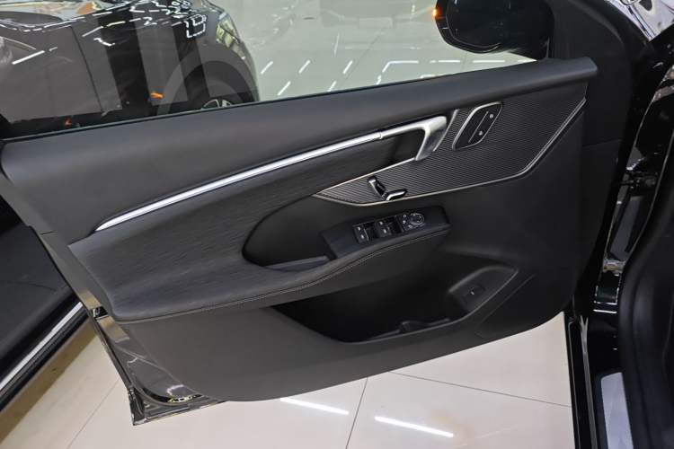 Used Buick LaCrosse 2025 28T Platinum Edition Interior 7