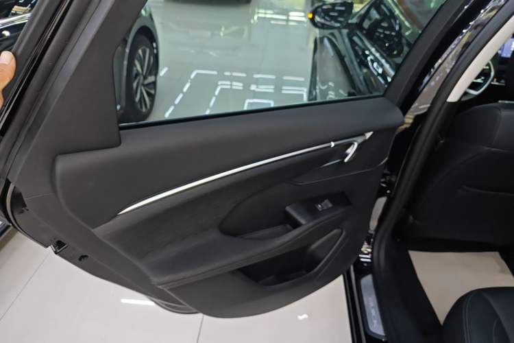 Used Buick LaCrosse 2025 28T Platinum Edition Interior 8