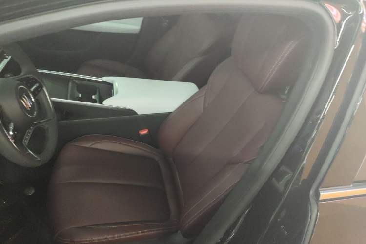 Used Buick LaCrosse 2025 28T Platinum Edition Left Front Seat