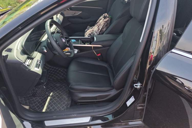 Used Buick LaCrosse 2025 28T Platinum Edition Left Front Seat