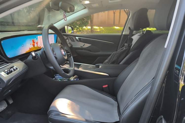 Used Buick LaCrosse 2025 28T Platinum Edition Left Front Seat