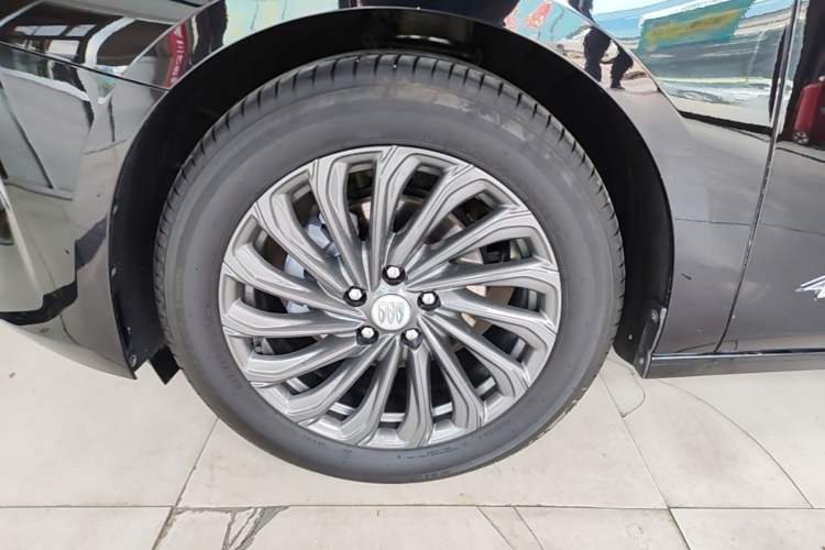 Used Buick LaCrosse 2025 28T Platinum Edition Left Front Wheel Hub