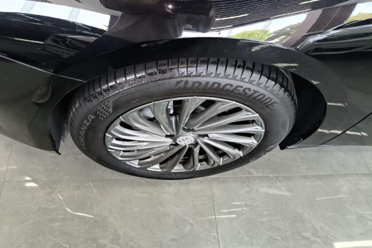 Used Buick LaCrosse 2025 28T Platinum Edition Left Front Wheel Hub