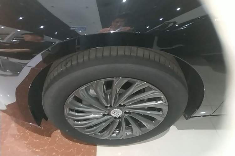 Used Buick LaCrosse 2025 28T Platinum Edition Left Front Wheel Hub