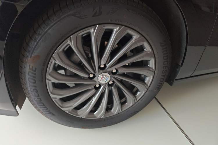 Used Buick LaCrosse 2025 28T Platinum Edition Left Front Wheel Hub