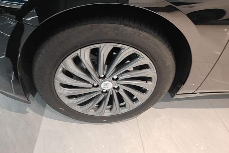 Used Buick LaCrosse 2025 28T Platinum Edition Left Front Wheel Hub