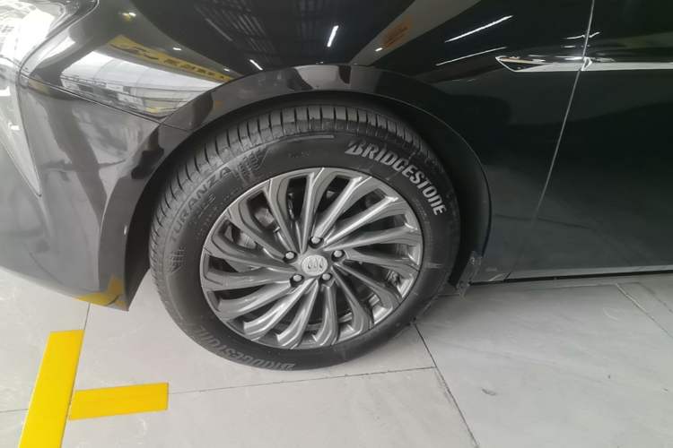 Used Buick LaCrosse 2025 28T Platinum Edition Left Front Wheel Hub