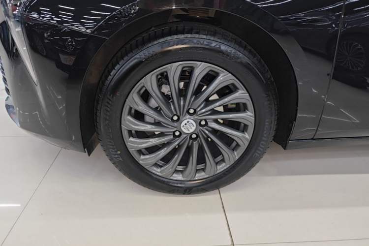 Used Buick LaCrosse 2025 28T Platinum Edition Left Front Wheel Hub