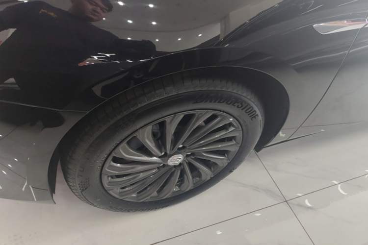 Used Buick LaCrosse 2025 28T Platinum Edition Left Front Wheel Hub