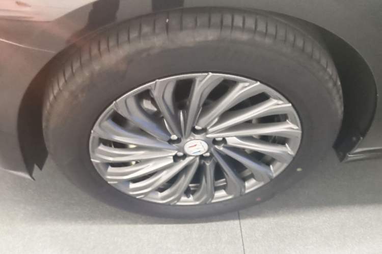 Used Buick LaCrosse 2025 28T Platinum Edition Left Front Wheel Hub