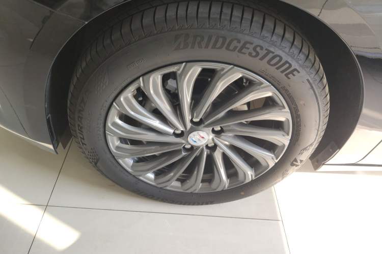 Used Buick LaCrosse 2025 28T Platinum Edition Left Front Wheel Hub