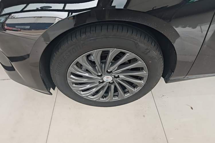 Used Buick LaCrosse 2025 28T Platinum Edition Left Front Wheel Hub