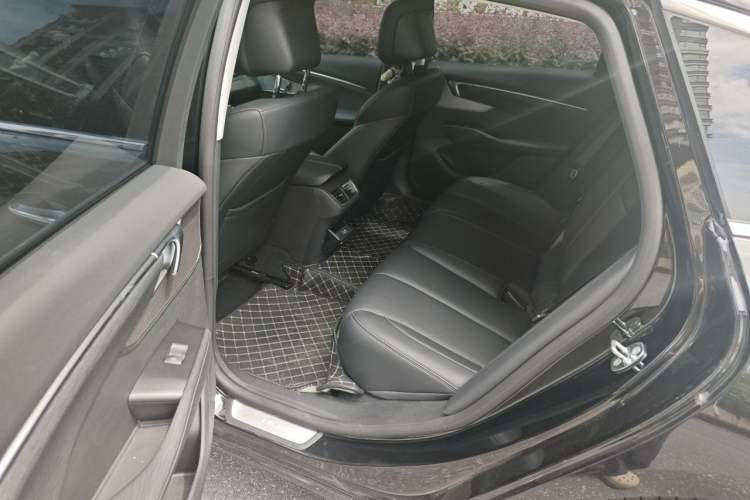 Used Buick LaCrosse 2025 28T Platinum Edition Left Rear Seat