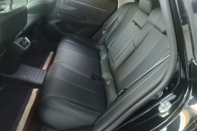 Used Buick LaCrosse 2025 28T Platinum Edition Left Rear Seat