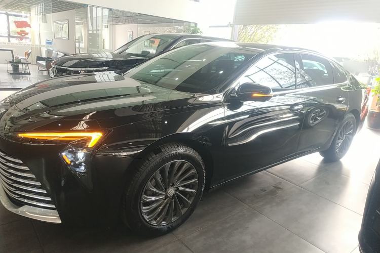 Used Buick LaCrosse 2025 28T Platinum Edition Left Side